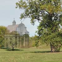 Графiчная рэканструкцыя касцёла Святой Барбары кляштару трынітарыяў. Выглад у першай трэцi XIXст. да перабудовы пад казармы ваенна-працоўнай роты фартэцыi. 3D мадэль, арыгiнальныя фота, фотамантаж by A. Nevar. 2019г.