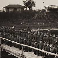 Берасце. Выява былога Брыгiцкага маста. З левага боку трапляе ў кадр будынак кляштару брыгiтак пасля прыстасавання на турму (пазначаны чырвоным) на фота 1933г. Крынiца - iнтэрнэт-аукцыён ebay. de 