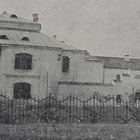 Берасце. Выява галоўнага фасада былога касцёла Звеставання найсвяцейшай Дзеве Марыі кляштару брыгiтак пасля прыстасавання на турму на фота пачатку XXст. Фотакалаж з архiўных паштовак (Biblioteka Narodowa. Poczt.12234, 1961г.; Koscioly i klasztory rzymskokatolickie dawnego wojew?dztwa brzeskolitewskiego. Cz 5. Tom 1. - Krak?w, 2013., да1939г.; iнтэрнэт-аукцыёну ebay de)