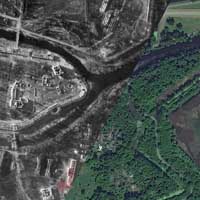 Берасце. Выява ансамбля культавых пабудоў з касцёламi Яна Хрысціцеля і Св. Ганны i Беззаганнага Зачацця Найсвяцейшай Панны Марыі бернардынскiх кляштарау, перабудаваных на ваенны шпiталь. Сумяшчэнне сучаснага аэрафотаздымка з аэрафотаздымкам часоў Другой Сусветнай вайны, 1941г. Чырвоным пазначана месцазнаходжанне былога касцёла бернардынцаў. Крынiца - iнтэрнэт аукцыён ebay de