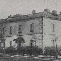 Берасце. Выява былога касцёла Беззаганнага Зачацця Найсвяцейшай Панны Марыі (леворуч) кляштару бернардынак (з правага боку), перабудаваных на ваенны шпiталь. Фота мiжваеннага перыяду часоў II Рэчы Паспалiтай, 1930-я гг., Апублiкавана - Budownictwo wojskowe- 1936г. 