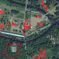 Сумяшчэнне сучаснага аэрафотаздымка з пазначэннем былых кляштараў сярэднявечнага горада, перабудаваных пад патрэбы фартэцыi Чырвоным пазначаны:
1. Былы Кляштар бернардынак з касцёлам Беззаганнага Зачацця Найсвяцейшай Панны Марыі, перабудаваны з 1842г. на Кадэцкi корпус, а
з 1854г. на ваенны шпiталь
2. Былы кляштар бернардынцаў з касцёлам Яна Хрысціцеля і Св. Ганны, перабудаваны з 1842г. на Кадэцкi корпус, а з 1854г. на ваенны шпiталь
3. Былы кляштар аўгустынаў з касцёлам Святой Тройцы, перабудаваны 3 1833г. першапачаткова на камiтэт інжынераў фартэцыi, з ў 1865г. разабраны
4. Былая калегiя езуiтаў з касцёлам Пана Езуса і Святога Казіміра, перабудаваныя з 1837г. пад апартаменты iмператара (асобныя памяшканні выкарыстоўвалі для кватэравання імператарскай сям'і ў час наведвання ёю крэпасці) i камендантскай управы (пазней iнжэнернай управы, пасля разбору прыстасаванага пад патрэбы апошнiх пабудоў былога кляштару аўгустынцаў)
5. Былая катэдральная Свята-Мікалаеўская царква. Так i не была скончана яе перабудова, а ў пачатку 1840-х гг. разабрана на будматэрыялы
6. Былы кляштар базылiянаў з царквой Святых Пятра i Паўла з не скончаным завяршэннем вежаў, была перабудавана на афiцэрскае казiно (будынак афiцэрскiх сходаў), атрымаўшы пазней назву Белы Палац. Кляштар з 1833г. прыстасоўваецца пад шпiталь, якi згарэў у 1835г.
7. Былы кляштар дамініканаў з касцёлам Святой Сафіі, с пачаткам будаунiчых прац пры перабудове старажытнага горада на фартэцыю, першапачаткова быу пакiнуты гарадскiм парафiяльным (фарным) касцёлам, але неўзабаве ў сярэдзiне XIXст. разабраны на будматэрыялы
Фотамантаж by A. Nevar 2019г.