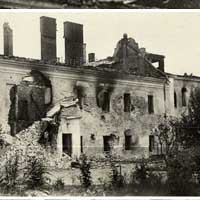 Берасце. Выява былога касцела Пана Езуса і Святога Казіміра (на дальнiм плане) i карпусоў былой калегii езуiтаў, перабудаваных на патэбы ваеннага ведамства. Фота пасля 1939г. Крынiца - iнтэрнэт-аукцыён ebay de