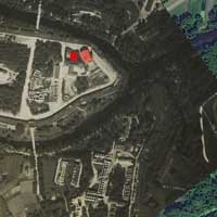 Берасце. Выява былой Петрапаўлаўскай царквы, перабудаванай на афiцэрскае казiно (будынак афiцэрскiх сходаў), атрымаўшы пазней назву Белы Палац (пазначаны чырвоным). Сумяшчэнне сучаснага аэрафотаздымка з аэрафотаздымкам часоў Першай Сусветнай вайны, 1915г. Крынiца - iнтэрнэт аукцыён ebay de