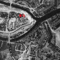 Берасце. Выява былой Петрапаўлаўскай царквы, перабудаванай на афiцэрскае казiно (будынак афiцэрскiх сходаў), атрымаўшы пазней назву Белы Палац (пазначаны чырвоным). Аэрафотаздымак 21-06-1940г. Крынiца - iнтэрнэт аукцыён ebay de 