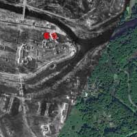 Берасце. Выява былой Петрапаўлаўскай царквы, перабудаванай на афiцэрскае казiно (будынак афiцэрскiх сходаў), атрымаўшы пазней назву Белы Палац (пазначаны чырвоным). Сумяшчэнне сучаснага аэрафотаздымка з аэрафотаздымкам часоў Другой Сусветнай вайны, 1941г. Зафiксаваны стан руйнавання пабудоў пасля баёў у фартэцыi напачатку вайны. Крынiца - iнтэрнэт аукцыён ebay de