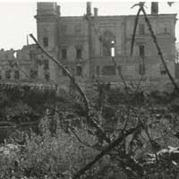 Выява былой Петрапаўлаўскай царквы, перабудаванай на афiцэрскае казiно (будынак афiцэрскiх сходаў), атрымаўшы пазней назву Белы Палац. Усходнi бакавы фасад, выгляд з-за ракi. Фота 1941-1943гг. Крынiца - iнтэрнэт-аукцыён ebay de 