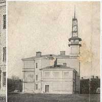 Выява былой Петрапаўлаўскай царквы, перабудаванай на афiцэрскае казiно (будынак афiцэрскiх сходаў), атрымаўшы пазней назву Белы Палац. Выгляд з боку апсiды Фота мiжваеннага перыяду II Рэчы Пастпалiтай 1920-1930х гг. Крынiца - iнтэрнэт аукцыён ebay de 