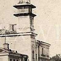 Выява былой Петрапаўлаўскай царквы, перабудаванай на афiцэрскае казiно (будынак афiцэрскiх сходаў), атрымаўшы пазней назву Белы Палац. Выгляд з боку апсiды. Фота мiжваеннага перыяду II Рэчы Пастпалiтай 1920-1930-я гг. Крынiца - iнтэрнэт аукцыён ebay de