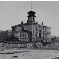 Выява былой Петрапаўлаўскай царквы, перабудаванай на афiцэрскае казiно (будынак афiцэрскiх сходаў), атрымаўшы пазней назву Белы Палац. Выгляд з боку апсiды. Фота 1939-1940 гг., падчас разборкi ў вынiку руйнавання ў 1939г. часткi кальцавых казарм. Крынiца - iнтэрнэт аукцыён ebay de