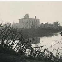 Выява былой Петрапаўлаўскай царквы, перабудаванай на афiцэрскае казiно (будынак афiцэрскiх сходаў), атрымаўшы пазней назву Белы Палац. Выгляд з боку апсiды з-за ракi. Фота 1941-1943 гг. Крынiца - iнтэрнэт аукцыён ebay de