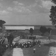 Гарадзiшча (Пiнскi раён) Выява касцёла св. Ганны былога кляштара бенедыктынаў (з правага боку) i захаваушагася кляштарнага корпуса злева (сучасны корпус абласной псіхіятрычнай бальніцы). Фота 1930г. Фотаархiў NAC (Narodowe Archiwum Cyfrowe) 1-W-2053-2 Marynarze, goscie i mieszkancy sluchaja przemowienia dowodcy flotylli komandora porucznika Witolda Zajaczkowskiego Апублiкавана - форум skyscrapercity,com (Pozostalosci Polski na Bialorusi - Page 210) Электронны рэсурс - http://i1.fmix.pl/fmi2588/e711e3850001aef950266949