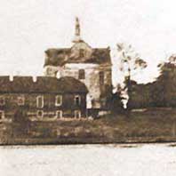 Гарадзiшча (Пiнскi раён) Выява касцёла св. Ганны былога кляштара бенедыктынаў (з боку Гарадзiшчанскага возера) Фота Луiзы Бонд. Апублiкавана - фотаальбом Палессе Луiзы Бонд, выдадзены у рамках праекта Шляхамi экспедыцыi Луiзы Арнер Бонд. Да 80-годдзя легендарнай экспедыцыi амерыканкi Старонка 90