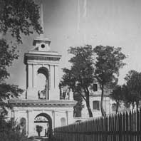 Гарадзiшча (Пiнскi раён) Выява брамы-званiцы былога кляштара бенедыктынаў. 1936г. Калаж з фота H. Paddubskego i невядомага(ых) аўтара(аў) (выява да рэканструкцыi) Biblioteka Narodowa. F.61214/II, F.118204/II  Апублiкавана на сайце radzima,org Электронны рэсурс - https://upload.wikimedia.org/wikipedia/commons/0/0d/Haradzisca._Гарадзішча_%28H._Paddubski%2C_1936%29_.jpg