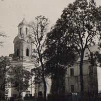 Лыскава (Пружанскi раён). Выява касцёла св. Тройцы i кляштара мiсiянераў. Фота часоў Другой сусветнай вайны. (1941г.) Крынiца - iнтэрнэт-аукцыён ebay,de Апублiкавана - форум skyscrapercity, com Электронны рэсурс - http://www.skyscrapercity.com/showthread.php?t=1959493