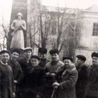 Лыскава (Пружанскi раён). Мясцовыя жыхары на адкрыццi помнiку вызвалiцелям на фоне касцёла св. Тройцы кляштара мiсiянераў. Пасляваеннае фота. Апублiкавана - суполка ЛЫСКОВО. Беларусь