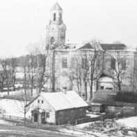 Лыскава (Пружанскi раён). Выява касцёла св. Тройцы кляштара мiсiянераў. Фота часоў Другой сусветнай вайны. (1942г.) Выгляд са званiцы Чырвонага касцёла. Апублiкавана - артыкул Я. Сенкевіч -Было мястэчка Лыскава… у Народнай волi Электронны рэсурс - https://wikipedia.org