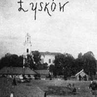 Лыскава (Пружанскi раён). Выява касцёла св. Тройцы кляштара мiсiянераў на панараме мястэчка Выгляд з з паўднёвага боку. (з правага боку выява Чырвонага касцёла) Фота часоў Другой Рэчы Паспалiтай. (да 1939г.) Апублiкавана - Volkovisker yizker-bukh / Ed. Dr. M. Einhorn. 2 vols. Vol. 2. New York, 1949. P. 580. Электронны рэсурс - https://wikipedia.org