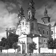 Пінск 1935,  рог вуліцы Набярэжная (vulica Nabiareznaja) і пляцу Рынку (plac Rynak). Касьцёл Сьвятога Станіслава і калегіюм езуітаў.  Фотаздымак Зофья Хоментовска.