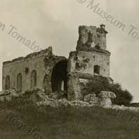 Асташын (Карэлiцкi раён). Выява былога кальвiнскага збору. З калекцыi прыватнага вiртуальнага музею MUSEUM TOMATORUM (myvimu,com) Фота 1915 г. Электронны рэсурс - http://myvimu.com/exhibit/54746524-ostaszyn-kosciol-po-zniszczeniu-w-1915