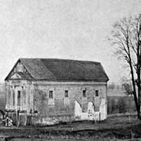 Ашмяны. Выява бакавога фасада былога францысканскага касцёла Найсвяцейшай Дзевы Марыі. Фота да 1896г. Крынiца - Jankowski Cz. Powiat oszmianski: materjaly do dziejow ziemi i ludzi. Cz. 1. Petersburg — Krakow, 1896. S. 49. Электронны рэсурс - https://wikipedia.org