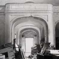 Бераставiца Вялiкая. Выява iнтэр'ераў былога кармелiцкага касцёла Звеставання Панны Марыі. Фота да 1990г. Крынiца - артыкул TUT,BY ад 29.12.2014г. В центре Берестовицы 20 лет разрушается 400-летний костел