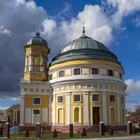 Чачэрск (Гомельская вобласць). Выява бакавога фасада царквы Праабражэння Гасподняга, адзiнага захаваўшагася з чатырох храмаў горадабудаунiчага ансамбля культавых пабудоў Чачэрска. Сучасны стан. Фота з сайта - Планета Беларусь
