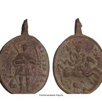 Радуга (Веткаўскi раён). Знойдзены на месцы былых каталiцкiх могiлак медальён.