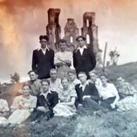 Гайна. Выява былога касцёла Унебаўзяцця Найсвяцейшай Панны Марыі (парэшткi галоўнага фасада) на архiўным фота мясцовых жыхароў 1956г. Апублiкавана - артыкул Радыё Свабода Пракляцьце Гайны ад 11 красавіка 2016г., 17:06. Электронны рэсурс - https://www.svaboda.org/a/27667437.html