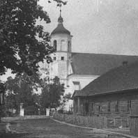 Клецк. Выява бакавога фасада фарнага касцёла (Касцёла Святой Тройцы). Фота - да 1939г.. Апублiкавана - Габрусь Т. Саборы помняць усё. Готыка і рэнесанс у сакральным дойлідстве Беларусі. Менск, 2007, стар. 90. Электронны рэсурс - wikipedia.org/