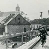 Клецк. Фарны касьцёл (Касцёл Святой Тройцы) Фотаздымак 1941г. Выгляд з маста на р. Лань