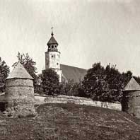 Койданава (Дзяржынск). Выява кальвiнскага збора на тэрыторыi былога Койданаўскага замка. Фота 1900 г. Апублiкавана - Хрысціянскія храмы Беларусі на фотаздымках Яна Балзункевіча. Менск, 2000., эл. архіў галерэі NOVA. Электронны рэсурс - https://upload.wikimedia.org/wikipedia/commons/7/75/Kojdanauski_zamak._Койданаўскі_замак_%281900%29_.jpg