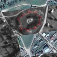 Койданава (Дзяржынск). Выява контурау былога Койданаўскага замка. Накладанне аэрафотаздымка люфтваффе (http://www.wwii-photos-maps/,com) 1941г. на сучасны ?Гугл-аэрафотаздымак. Чырвоным колерам пазначаны контур замкавых сцен i вежы. Фотамантаж - А.Невар. 2017г.