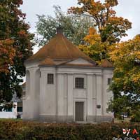 Кухцiчы (Першамайск) Гiпатэтычная графчная рэканструкцыя былога кальвiнскага збора, стаўшага пазней касцёлам, каплiцай-пахавальней роду Завішаў. Выгляд на пачатак XXст. 3d мадэль, фотамантаж by А.Невар, 2019г., 
		арыгiнальнае фота - S. Krauchanka