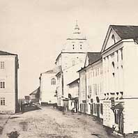 Валоцкая вуліца ў Мінску, удалечыні на рагу з Дамініканскай - касцёл Святога Тамаша Аквінскага. Віленскі Беларускі музэй імя Івана Луцкевіча, Нацыянальны музэй гісторыі і культуры Беларусі. Электронны рэсурс - wikipedia.org