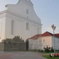 Нясвiж. Гiпатэтычная графiчная рэканструкцыя касцёла Св. Кацярыны былога кляштара бернардзiнцаў. Выгляд на перыяд пачатку XIX ст. (перабудова пасля пажару 1793г.) 3D мадэль (2017г.), арфгiнальныя фота (18.08.2019г.), фотамантаж - by A. Nevar (2019, 2020гг,)