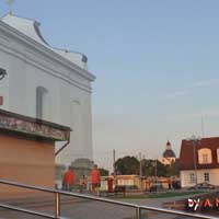 Нясвiж. Гiпатэтычная графiчная рэканструкцыя касцёла Св. Кацярыны былога кляштара бернардзiнцаў. Выгляд на перыяд пачатку XIX ст. (перабудова пасля пажару 1793г.) 3D мадэль (2017г.), арфгiнальныя фота (18.08.2019г.), фотамантаж - by A. Nevar (2019, 2020гг,)