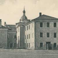 Нясвiж. Выява былога кляштара бернардзiнцаў з касцёлам (на заднем плане), перабудаваным у праваслаўную царкву. Выгляд на перыяд пачатку XX ст. (пасля рэканструкцыi 1911г.) Фота пачатку XX ст. (да 1914г.) Электронны рэсурс - https://upload.wikimedia.org