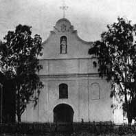 Зембiн. Галоўны фасад былога дамiнiканскага касцёла. Фота пачатку XXст. Апублiкавана - Габрусь Т. Мураваныя харалы: Сакральная архітэктура беларускага барока . Менск: Ураджай, 2001.— 235 стар. Электронны рэсурс - http://orda.of.by/.lib/gabrus/mh/235