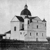 Глуск (Глуск-Дубровiцкi). Выява былога касцёла бернардзiнцаў на тэрыторыi Глускага замка. Фота 1914г. Апублiкавана - Zyskar F. J. Nasze koscioly: opis ilustrowany wszystkich kosciolow i parafji znajdujacych sie na obszarach dawnej Polski i ziemiach przyleglych. T. 2: Djecezja minska. Z. 15: Dekanat ihumenski, Dekanat bobrujski. Warszawa — Petersburg, 1914. Электронны рэсурс - https://upload.wikimedia.org/wikipedia/commons/b/b0/Hluski_zamak._Глускі_замак_%281914%29.jpg 