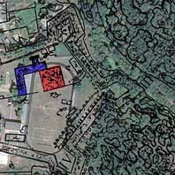 Глуск (Глуск-Дубровiцкi). Накладанне мапы Глуска другой паловы XVIIIст. на сучасны ?аэрафотаздымак ад Yandex. Чырвоным пазначаны контур былога касцёла бернардзiнцаў на тэрыторыi Глускага замка, сiнiм - мураваны кляштарны корпус. Фотамантаж - А.Невар. 2017г.