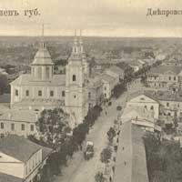 Магілёў, вуліца Шклоўская ў бок пляцу Тэатральнага. Касьцёл Сьвятога Францішка Ксавэрыя і Анёлаў-Ахоўнікаў і калегіюм езуітаў.
		Алег (Давід) Лісоўскі, Магілёў на імпэрскіх паштоўках, Фотагісторыя Магілёва