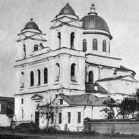 Мсціслаў. Выява галоунага фасада Мiкалаеўскага сабора (былога езуiцкага касцёла Св. Міхаіла Арханёла ) 1910г. Апублiкавана - Известия императорской археологической комиссии. Выпуск 36. СПб., 1910г. Электронны рэсурс - wikipedia.org