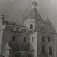 Месца Шклоўскае (Рыжкавiчы). Выява рынкавай (Ўваскрасенскай) царквы. Паваенны фотаздымак (1940-я гг.) Архіў Міхаіла Кацара. Апублiкавана - Facebook-старонка Антона Астаповiча. Электронны рэсурс - https://upload.wikimedia.org/wikipedia/commons/9/92/Sklou%2C_Zamkavaja._Шклоў%2C_Замкавая_%281940-49%29.jpg