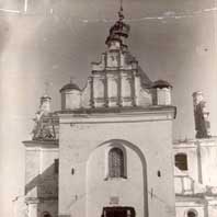 Месца Шклоўскае (Рыжкавiчы). Выява рынкавай (Ўваскрасенскай) царквы. Паваенны фотаздымак (1940-я гг.) Архіў Міхаіла Кацара. Апублiкавана - Facebook-старонка Антона Астаповiча. Электронны рэсурс - https://upload.wikimedia.org/wikipedia/commons/f/fb/Sklou%2C_Zamkavaja._Шклоў%2C_Замкавая_%281940-49%29_%282%29.jpg