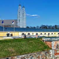 Даўгаўпілс (Дынабург, Дзвiнск, Daugavpils). Гiпатэтычная графiчная рэканструкцыя былога езуiцкага касцёла Св. Іуды Фадзея (St. Tadeus Juda). Выгляд да перабудовы пад праваслаўны гарнізонны сабор фартэцыi. 3D-мадэль, фотамантаж - by А. Nеvar, 2019г.; арыгiнальнае фота - G. Sereika