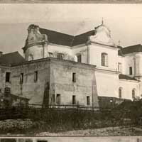 Любешыў, або Любяшоў (Валынская вобласць Украiны, былое магдэбургскае мястэчка гістарычнай Піншчыны) Выява касцёла Св. Яна Евангелiста кляштару пiяраў. Фота пачатку XXст. (1910-1914гг.) Author - dr. Kozubowski; Апублiкавана - Minszczyzna w zbiorach Stanislawa bar. Dangla Крынiца - Вiртуальны музей Museum Tomatorum. Электронны рэсурс - https://commons.wikimedia.org/wiki/