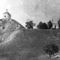 Мельнiк (Падляшша, Rzeczpospolita Polska) Выява царкы Св.Духа (былога замкавага Троiцкага касцёла) на панараме Замкавай Гары з боку ракi Буг. Выгляд пасля пажара падчас падзей Першай сусветнай вайны. Фота пасля 1914г. Апублiкавана - артыкул Historia Ziemii Mielnickiej гмiны Мельнiк. Спасылка - http://www.mielnik.com.pl/historia-ziemii-mielnickiej