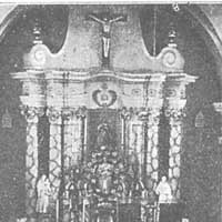 Невель (Пскоўская вобласць РФ) Выява галоунага iнвентара з iнтэр'еру касцёла Св. Юрыя (Георгія) былога кляштару францысканцаў. Фота да 1913г. (не пазней 1909г.) Апублiкавана - Zyskar F. J. Nasze koscioly: opis ilustrowany wszystkich kosciolow i parafji znajdujacych sie na obszarach dawnej Polski i ziemiach przyleglych. T. 1: Archidjecezja mohylowska. Z. 23: Dekanat Witebski. Warszawa — Petersburg, 1913. S. 374.