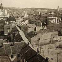 Вiльня (Vilnius, Wilno).Выява касцёла Басячкоускай плошчы (зараз сквер Лаздзiну Пеледа, дзе некалi месцiуся кляштар кармелiтак босых (з правага боку) i касцёл Св. Юзафа Абручнiка (sw. Jozefa Oblubienca) . Аўтар фота - Ян Булгак. 1917г. Апублiкавана - Суполка Lietuva senose fotografijose у ФБ; Электронны рэсурс- http://oldurbanphotos.com